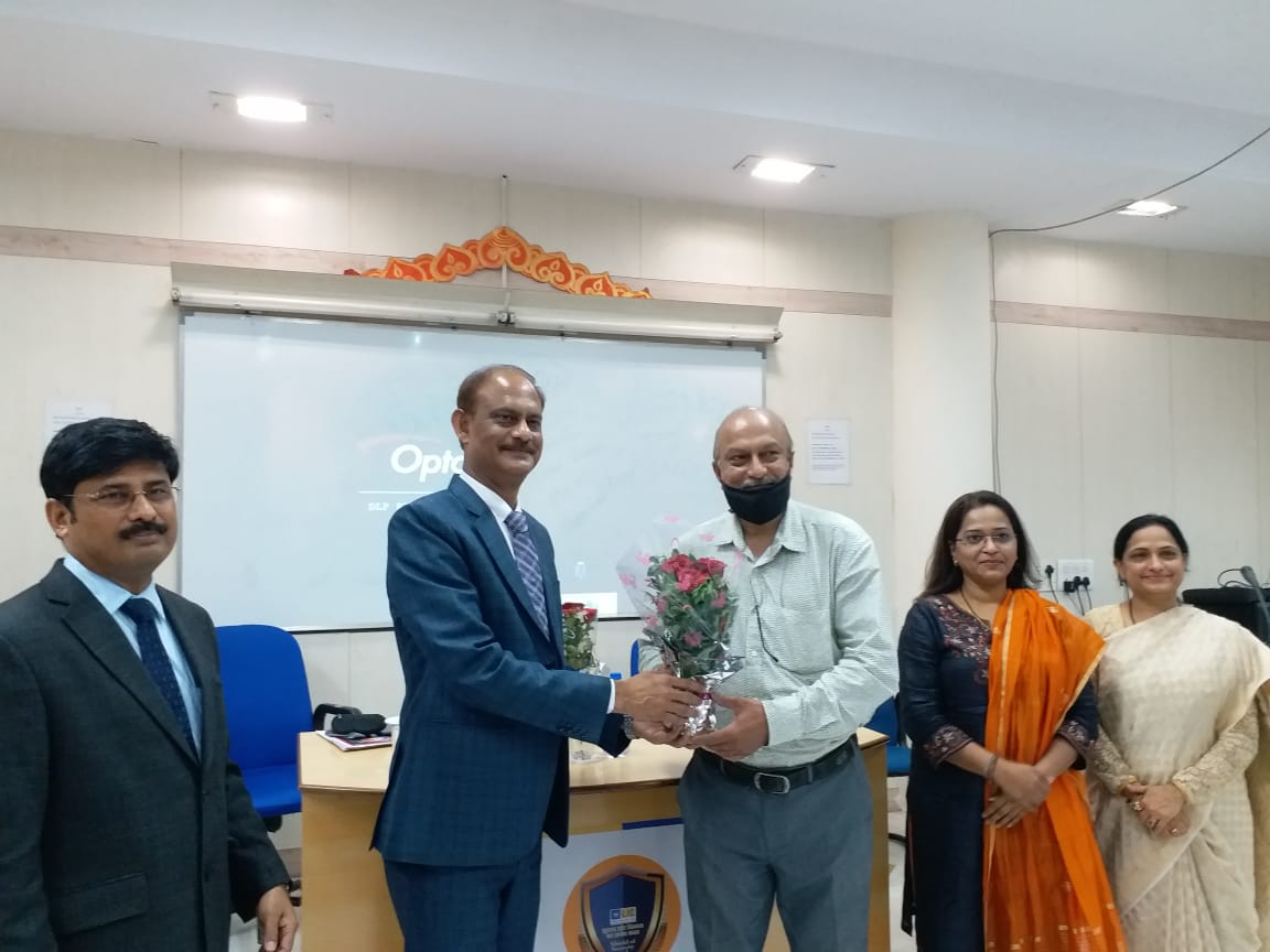 Congratulations! Our Star Performer Mr Shekhar A Mahale being honoured today at the hand of Respected Zonal Manager, Western Zone at Division office Vile Parle ,for achieving MDRT USA-2021 .